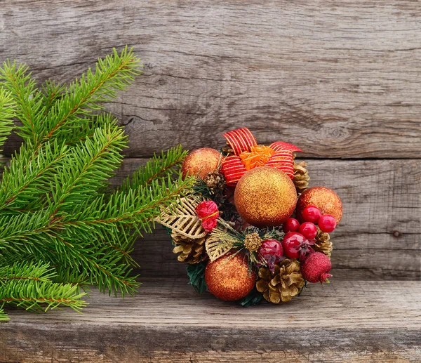 Weihnachtsbaum und Geschenk . — Stockfoto