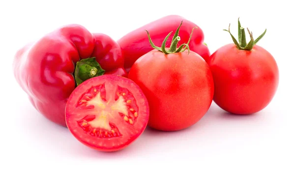 Tři rajčata a papriky. — Stock fotografie