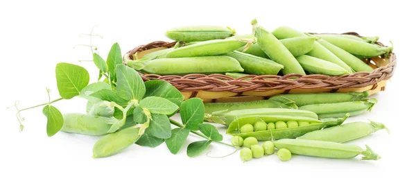 Grüne Erbsen im Korb. — Stockfoto