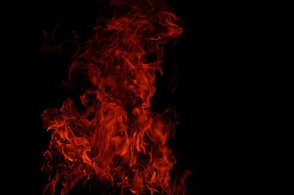 Plameny požáru v černém — Stock fotografie