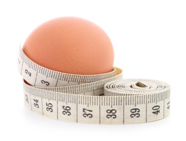 yumurta ve ölçüm bandı.