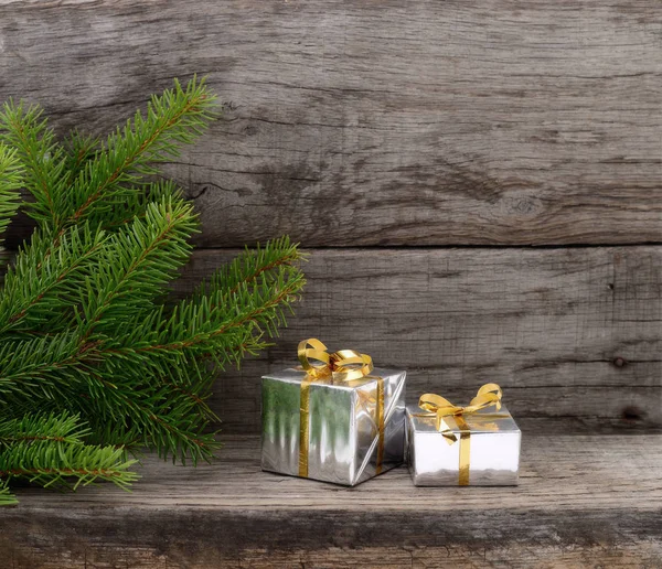 Weihnachtsbaum und Geschenkschachteln. — Stockfoto