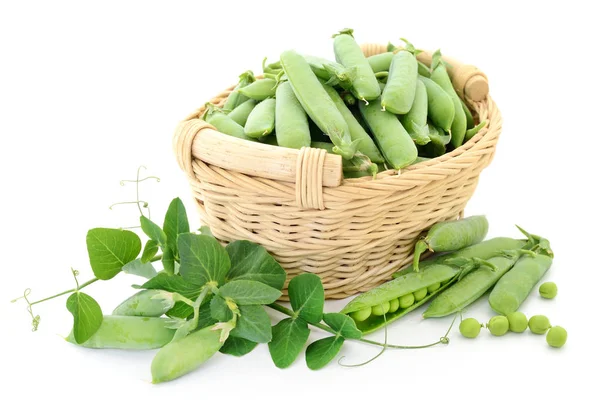 Green peas in basket. — Stock Photo, Image