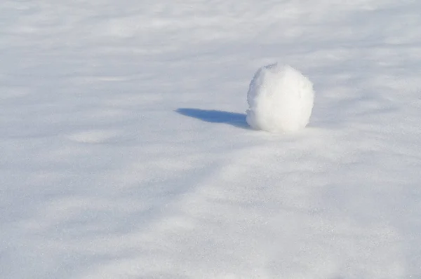 Palla di neve sulla neve . — Foto Stock