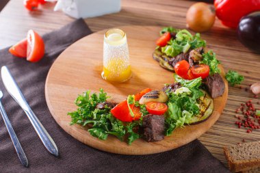 Salata yaprakları dilimlenmiş biftek ve kurutulmuş domates ile