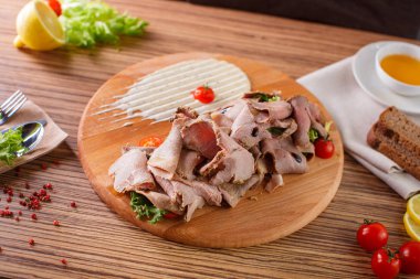 İyi etler otlar ve sos ile