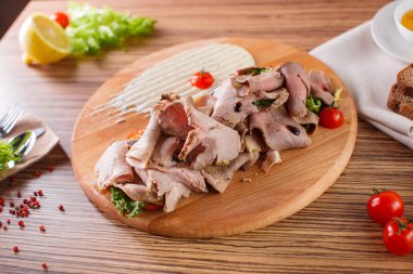 İyi etler otlar ve sos ile