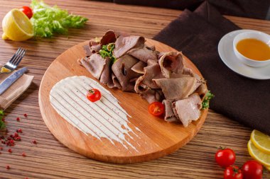 İyi etler otlar ve sos ile