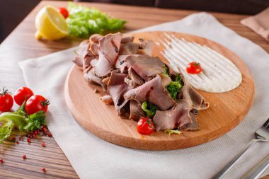 İyi etler otlar ve sos ile