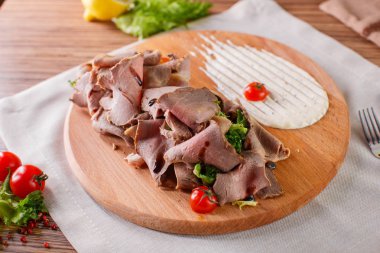 İyi etler otlar ve sos ile