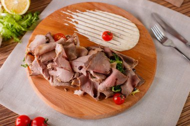 İyi etler otlar ve sos ile