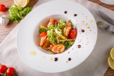 Sezar salata karides ve buzdağı yaprakları ile