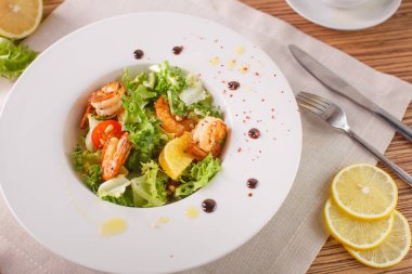 Sezar salata karides ve buzdağı yaprakları ile