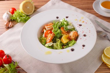 Sezar salata karides ve buzdağı yaprakları ile