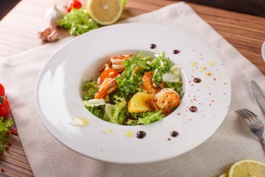 Sezar salata karides ve buzdağı yaprakları ile