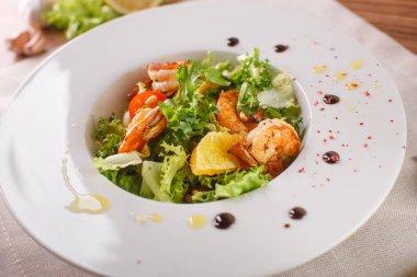 Sezar salata karides ve buzdağı yaprakları ile