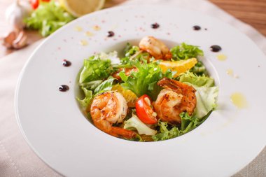 Sezar salata karides ve buzdağı yaprakları ile