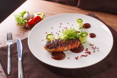 Lezzetli köfte ile ketçap beyaz tabakta makro yatay