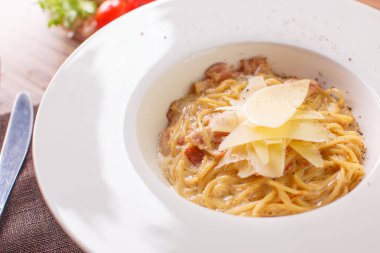 Makarna spagetti carbonara beyaz arka plan üzerinde. Üstten Görünüm