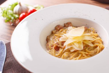 Makarna spagetti carbonara beyaz arka plan üzerinde. Üstten Görünüm