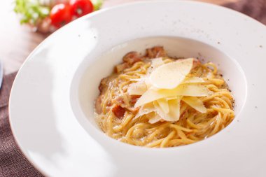 Makarna spagetti carbonara beyaz arka plan üzerinde. Üstten Görünüm