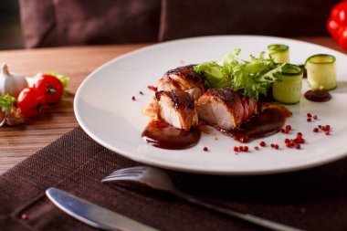 Lezzetli köfte ile ketçap beyaz tabakta makro yatay