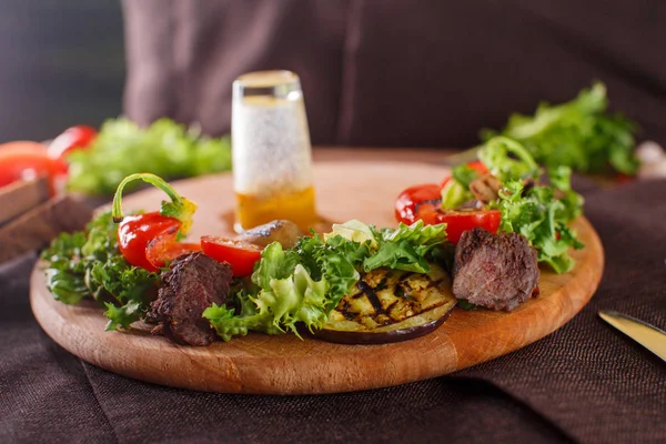 Hojas de ensalada con rosbif en rodajas y tomates cherry secados al sol — Foto de Stock