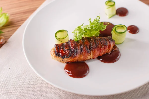 Вкусный мясной рулет с кетчупом на белой тарелке, макро горизонтальная — стоковое фото