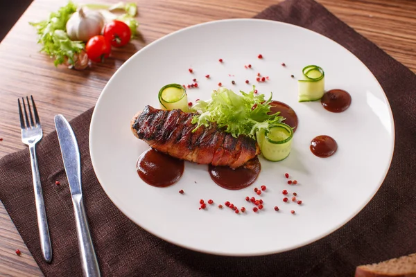 Delicious meat loaf with ketchup on a white plate, macro horizontal — Stock Photo, Image