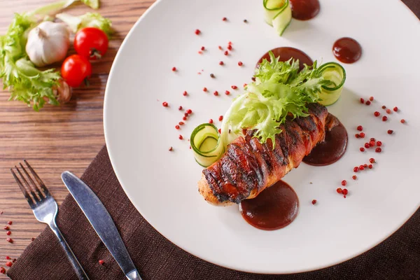 Delicioso pastel de carne con salsa de tomate en un plato blanco, macro horizontal — Foto de Stock