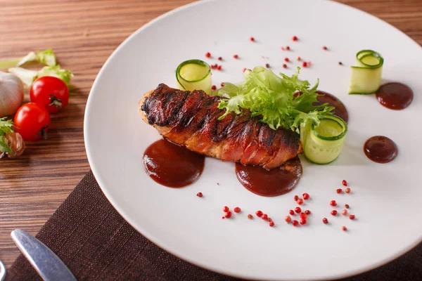 Delicioso pastel de carne con salsa de tomate en un plato blanco, macro horizontal — Foto de Stock