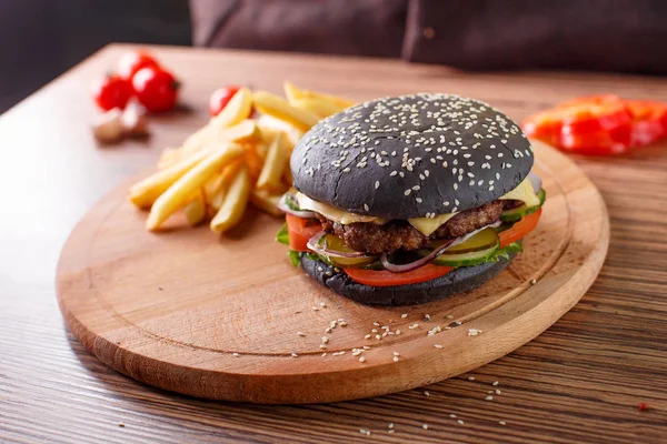 Чорний гамбургер з м'яса котлета — стокове фото