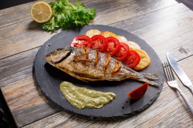Dorado balık patates ve domates ile