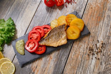 Dorado balık patates ve domates ile
