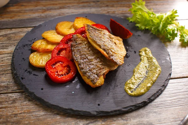 Dorado pescado con patatas y tomates — Foto de Stock