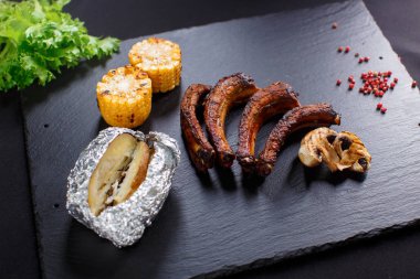 Dilimlenmiş Barbekü Domuz kaburga ızgara