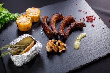 Dilimlenmiş Barbekü Domuz kaburga ızgara