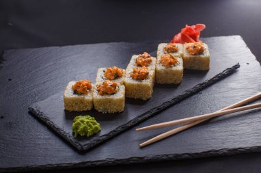 Japon yemekleri sıcak rulo ton balığı