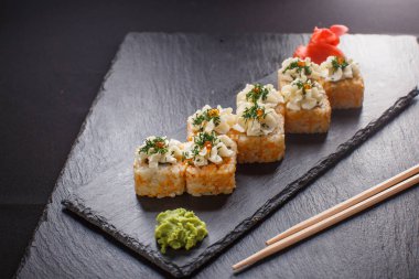 Japon yemekleri sıcak rulo ton balığı