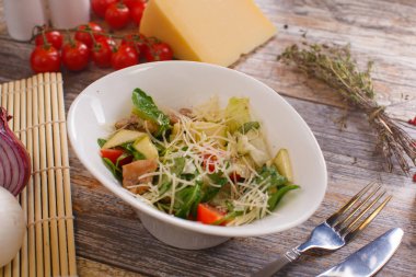 kiraz domates ve kruton Roka Salatası