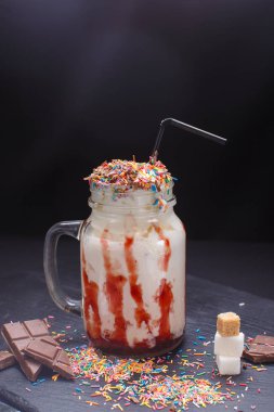 tatlı milkshake buz ile reçel krem ve çırpılmış