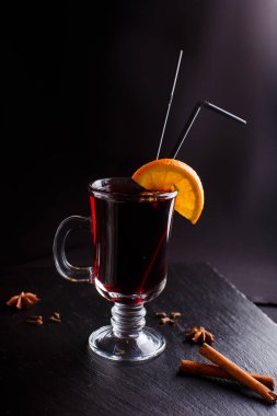 Şeffaf cam siyah arka plan üzerine tarçın ile mulled şarap