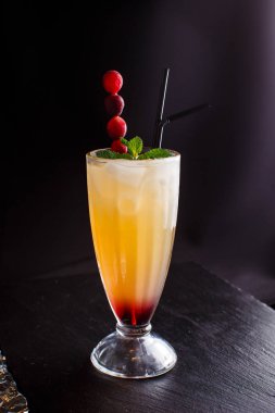 sarı siyah arka plan üzerine bir yüksek cam kadeh içki soğutma