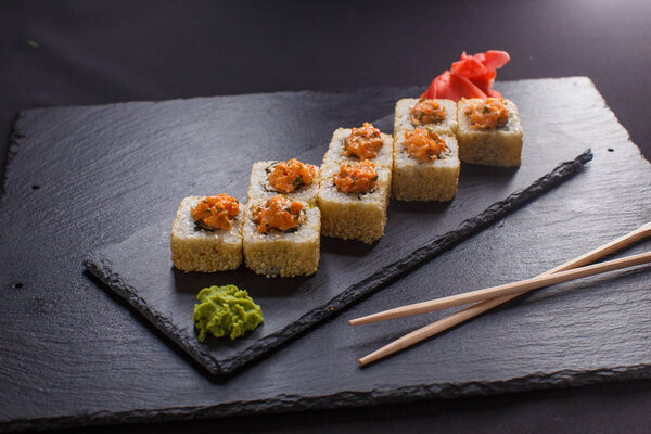 Японская еда горячий ролл с тунцом
