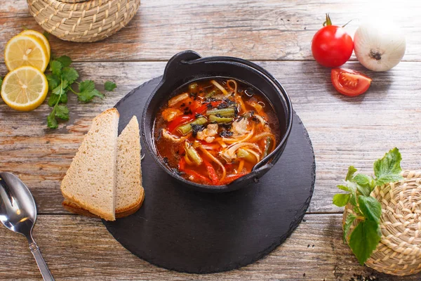 Minestra di gulasch calda in una pentola nera — Foto Stock