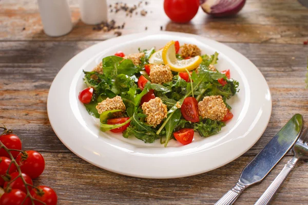 Salad of arugula with cherry tomatoes and croutons — Stock Photo, Image