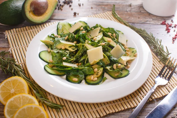 Veganer Avocadosalat mit Parmesan — Stockfoto