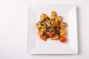 Teriyaki tavuk beyaz bir arka plan üzerinde kiraz domates ile