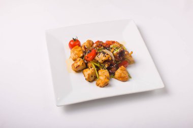 Teriyaki tavuk beyaz bir arka plan üzerinde kiraz domates ile