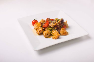 Teriyaki tavuk beyaz bir arka plan üzerinde kiraz domates ile